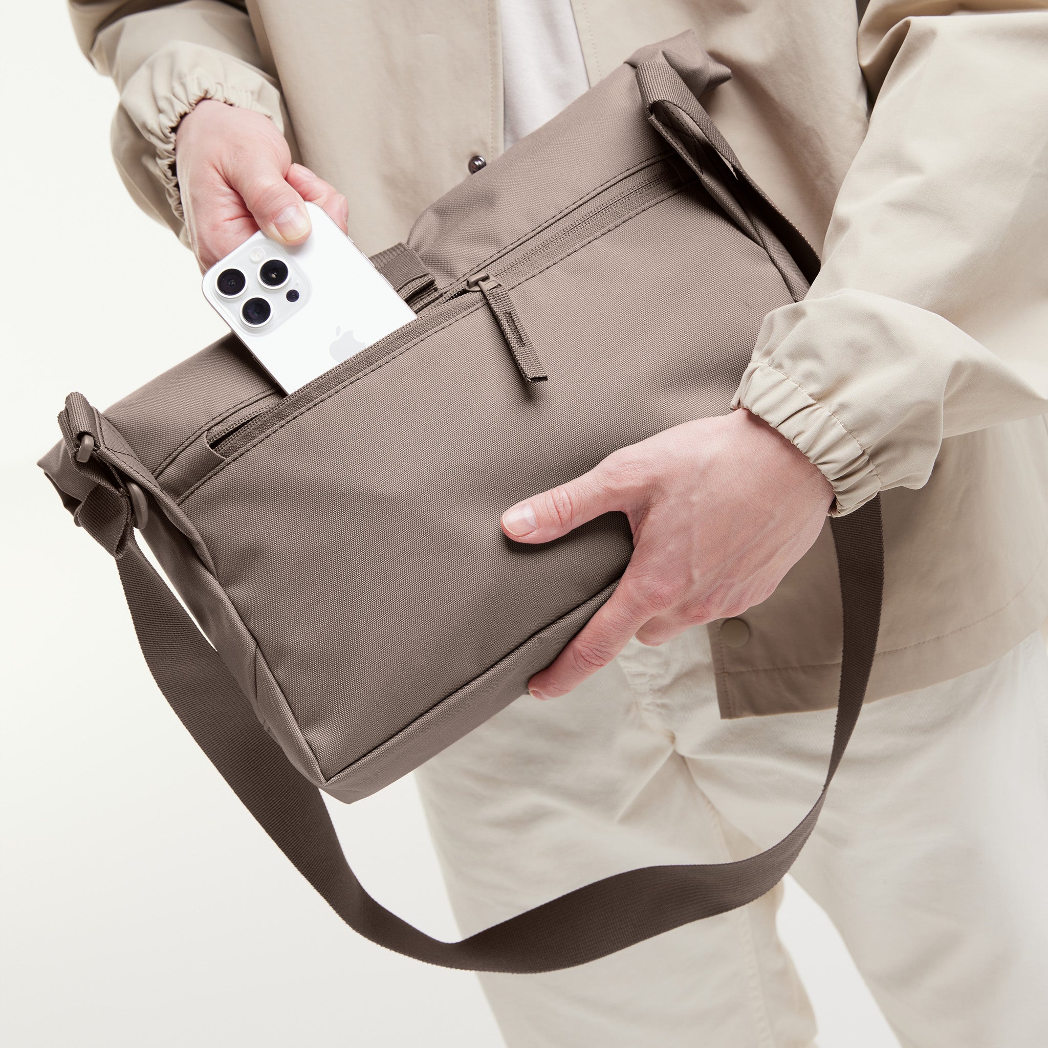 GOT BAG Messenger Bag Monochrome Oyster